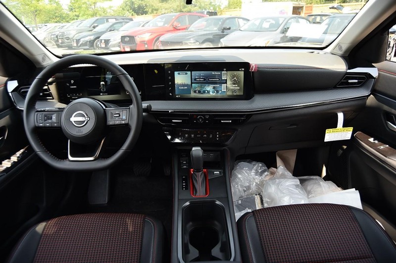 Nissan Kicks Vehicle Image 08