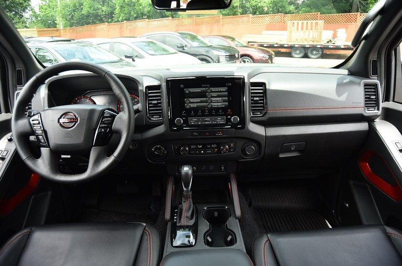 Nissan Frontier Vehicle Image 09