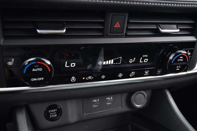 Nissan Rogue Vehicle Image 15