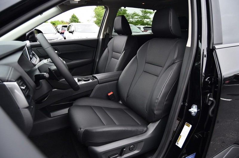 Nissan Rogue Vehicle Image 19