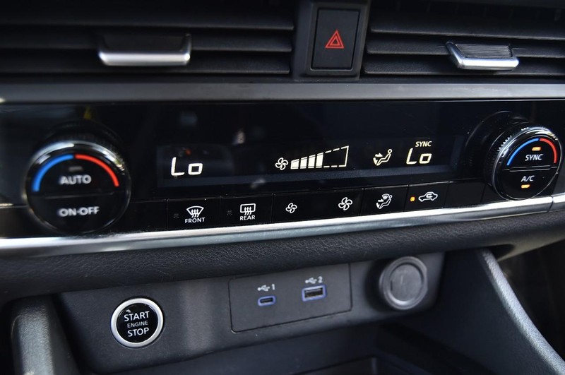 Nissan Rogue Vehicle Image 15