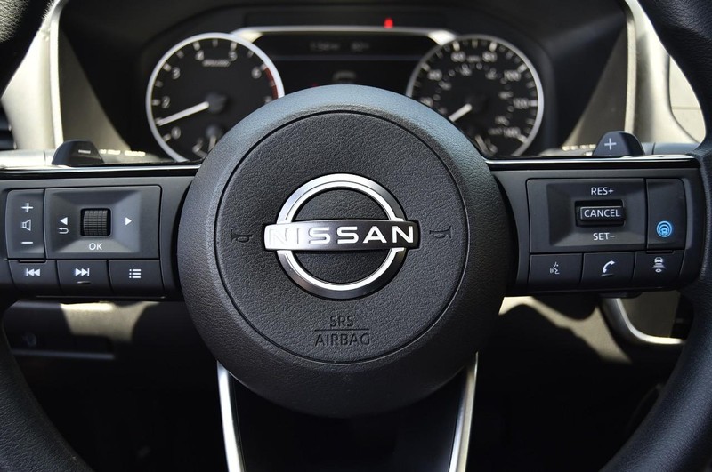 Nissan Rogue Vehicle Image 18
