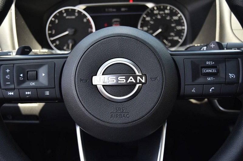 Nissan Rogue Vehicle Image 18