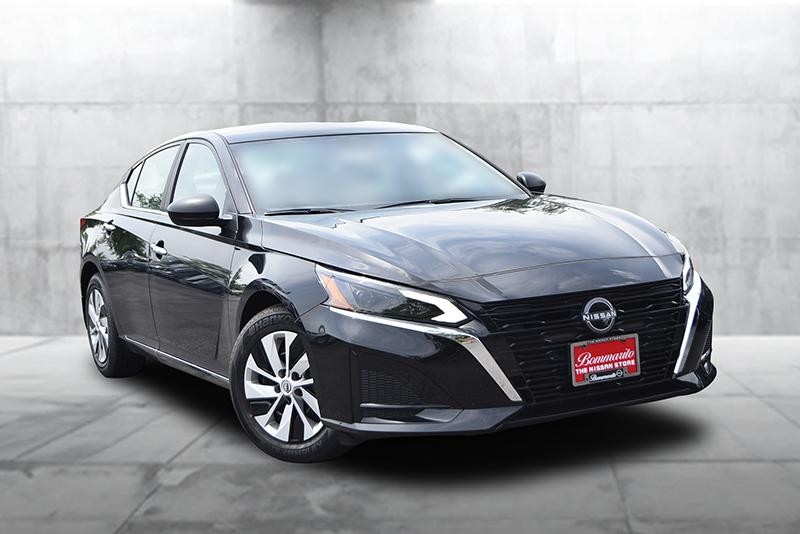 Nissan Altima Vehicle Image 02