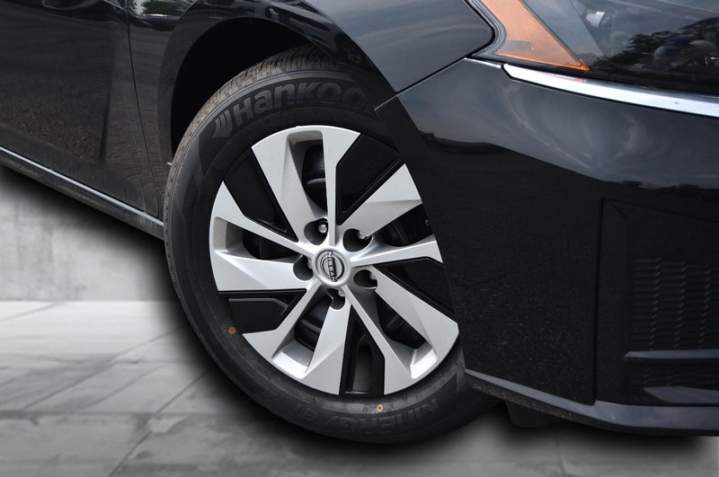 Nissan Altima Vehicle Image 03