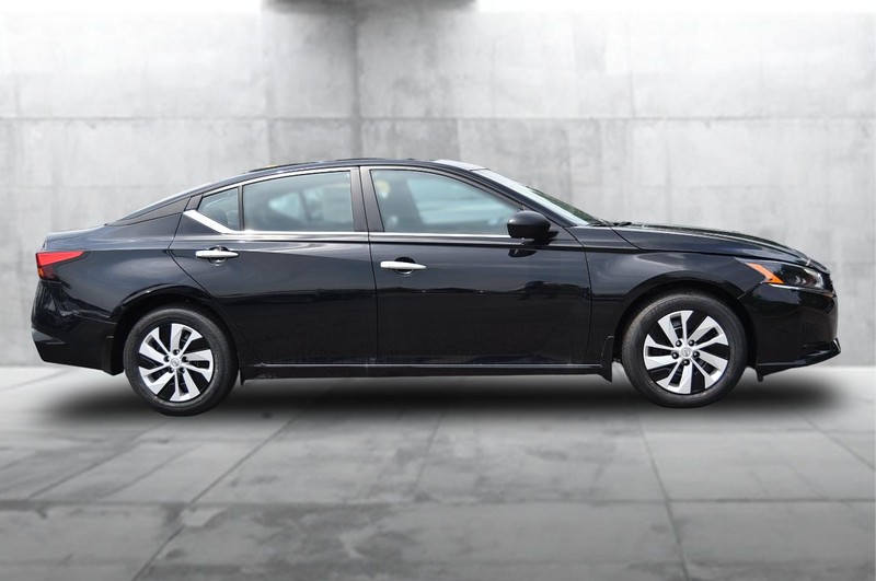Nissan Altima Vehicle Image 05