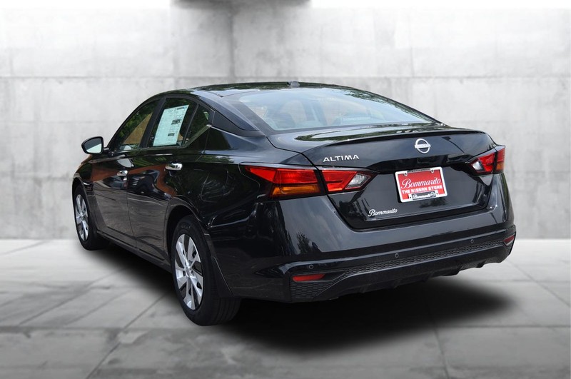 Nissan Altima Vehicle Image 07