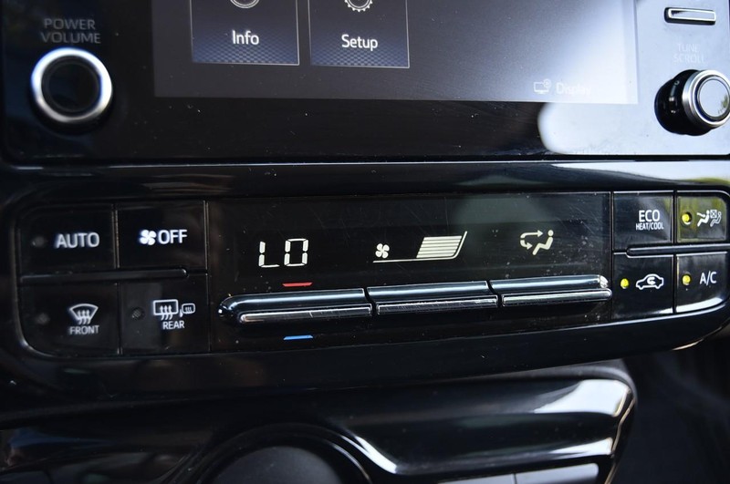 Toyota Prius Vehicle Image 16