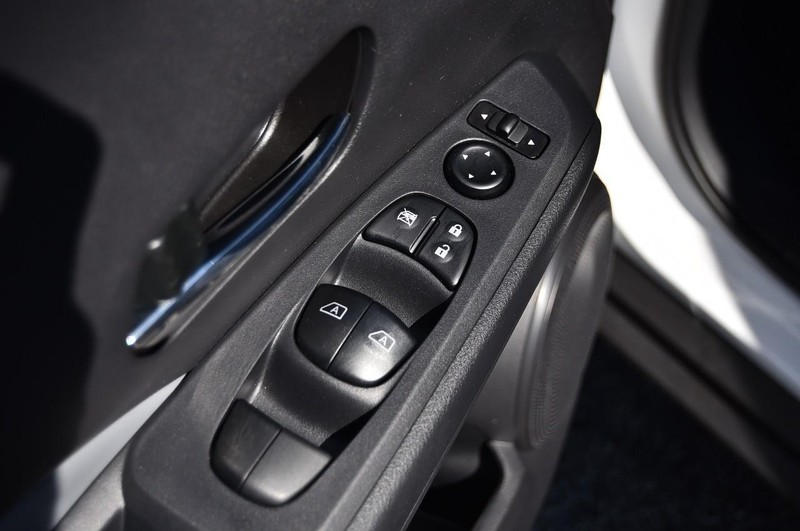 Nissan Kicks Vehicle Image 09