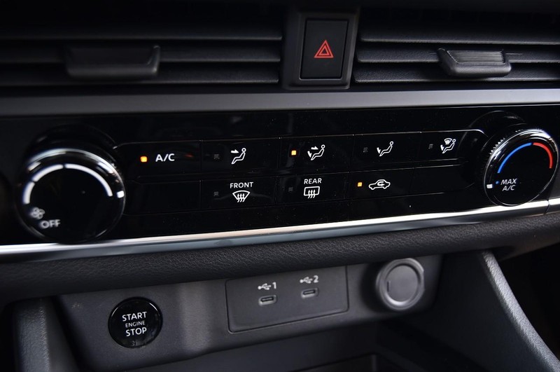 Nissan Rogue Vehicle Image 15