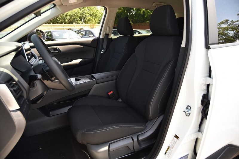 Nissan Rogue Vehicle Image 19