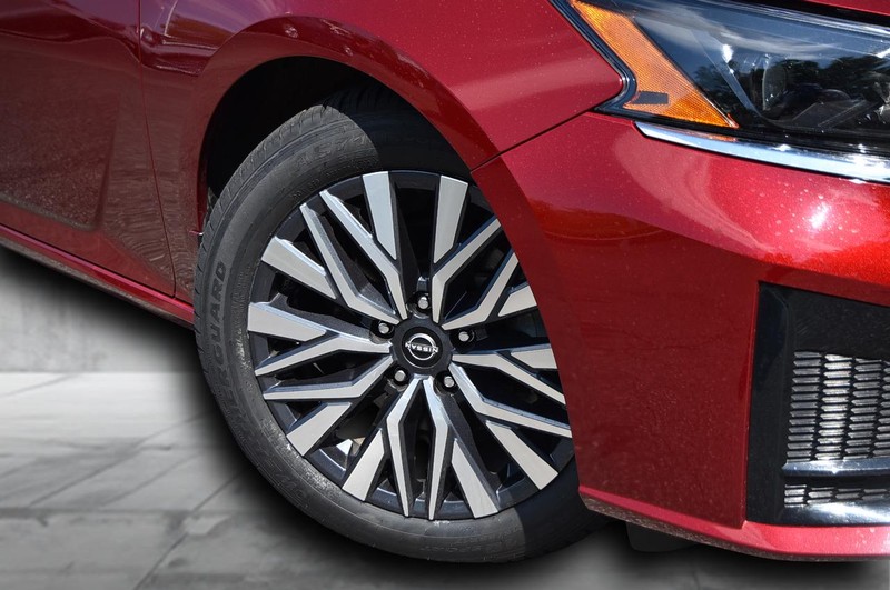 Nissan Altima Vehicle Image 03