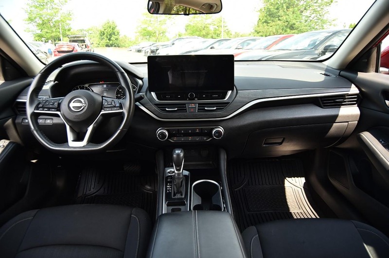 Nissan Altima Vehicle Image 08