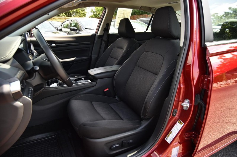 Nissan Altima Vehicle Image 19