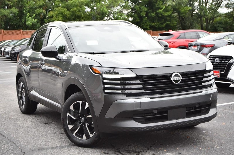 Nissan Kicks Vehicle Full-screen Gallery Image 2