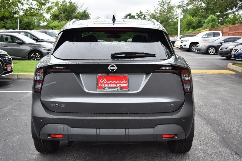 Nissan Kicks Vehicle Image 06
