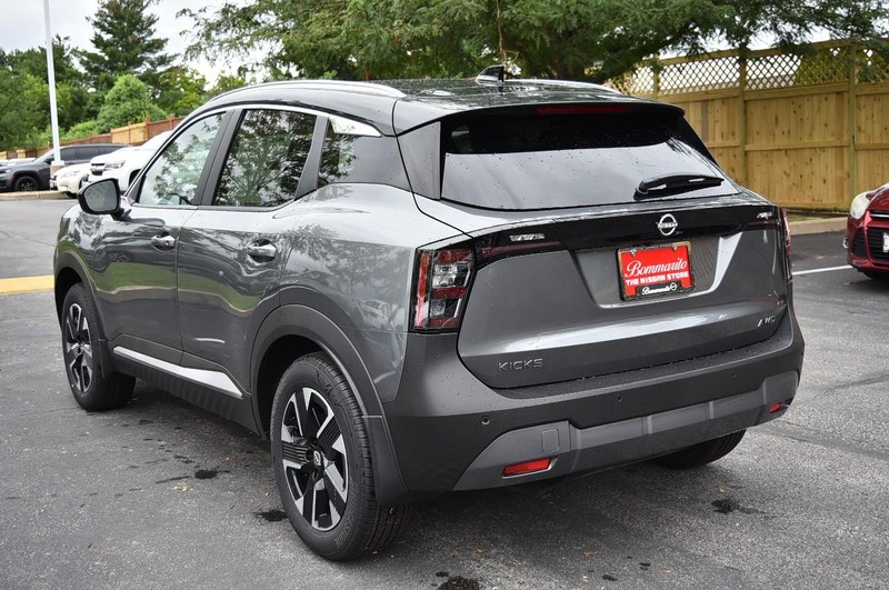 Nissan Kicks Vehicle Image 07