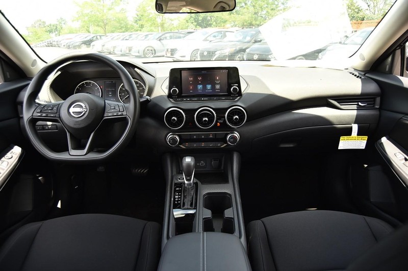Nissan Sentra Vehicle Image 08