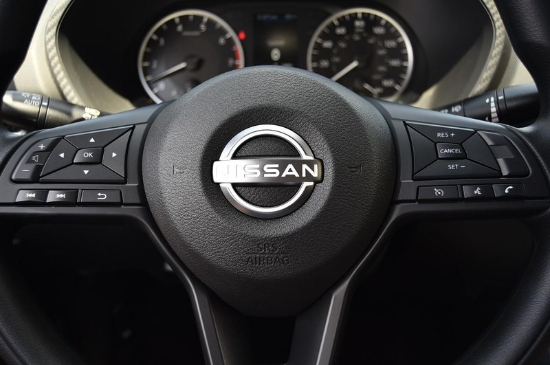 Nissan Sentra Vehicle Image 17