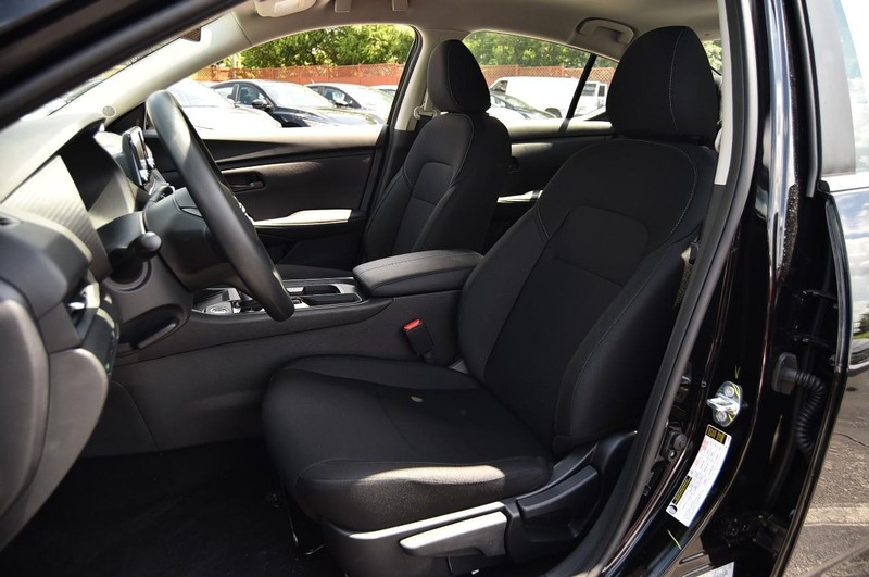 Nissan Sentra Vehicle Image 18