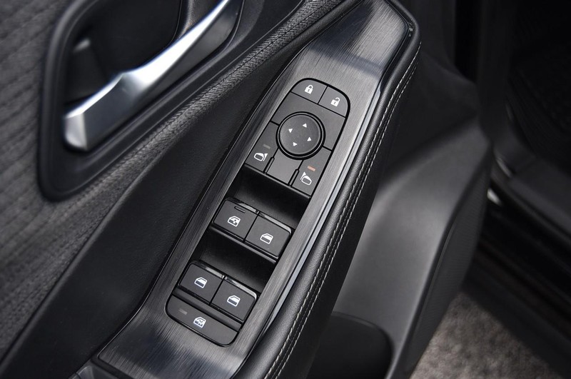 Nissan Rogue Vehicle Image 09