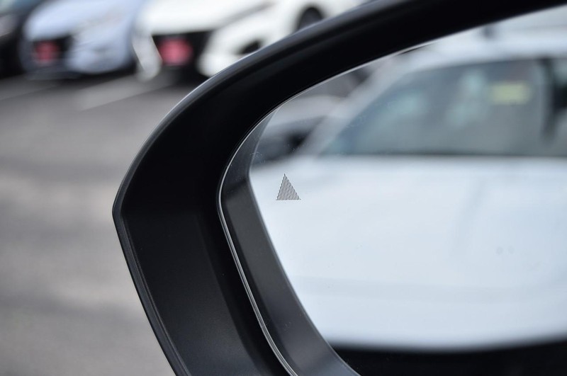 Nissan Rogue Vehicle Image 10