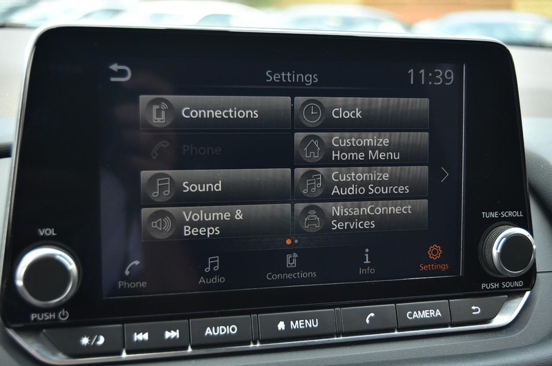 Nissan Rogue Vehicle Image 14