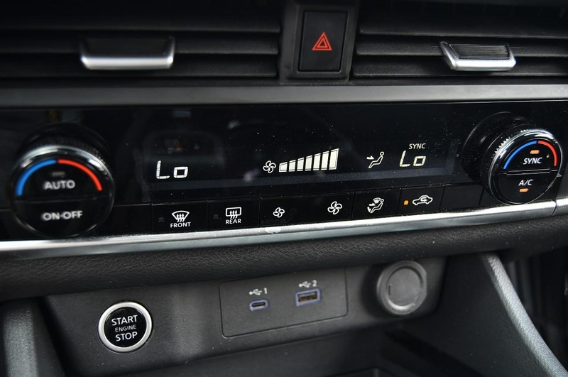 Nissan Rogue Vehicle Image 15