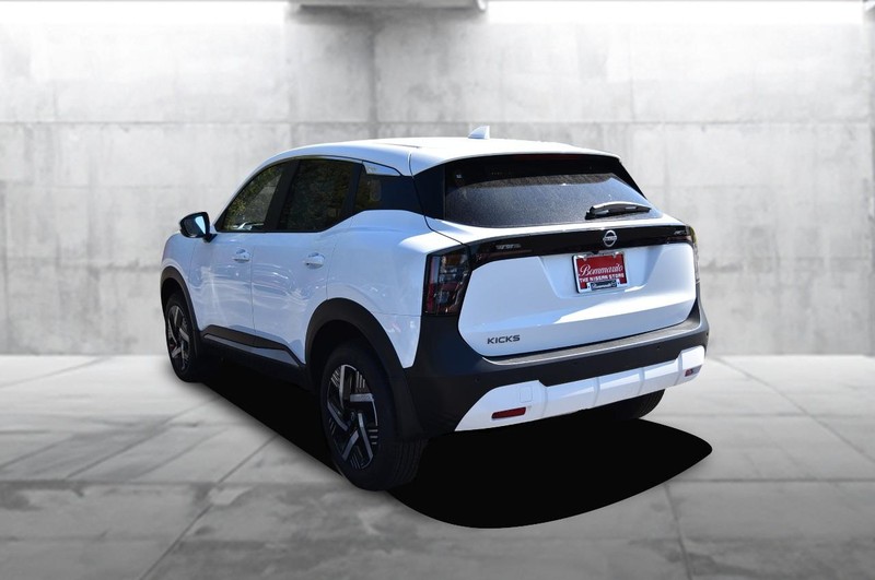 Nissan Kicks Vehicle Image 07