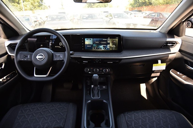 Nissan Kicks Vehicle Image 08