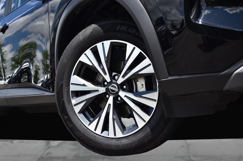 Nissan Rogue Vehicle Image 03