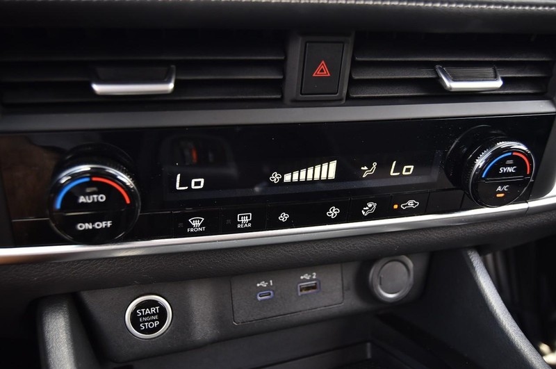Nissan Rogue Vehicle Image 15