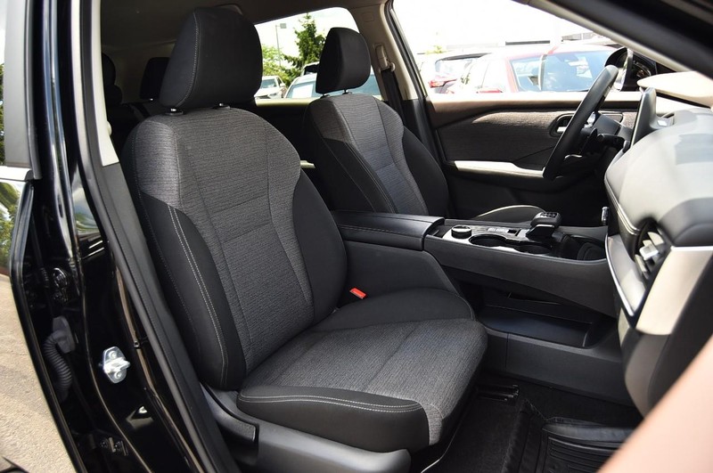 Nissan Rogue Vehicle Image 19