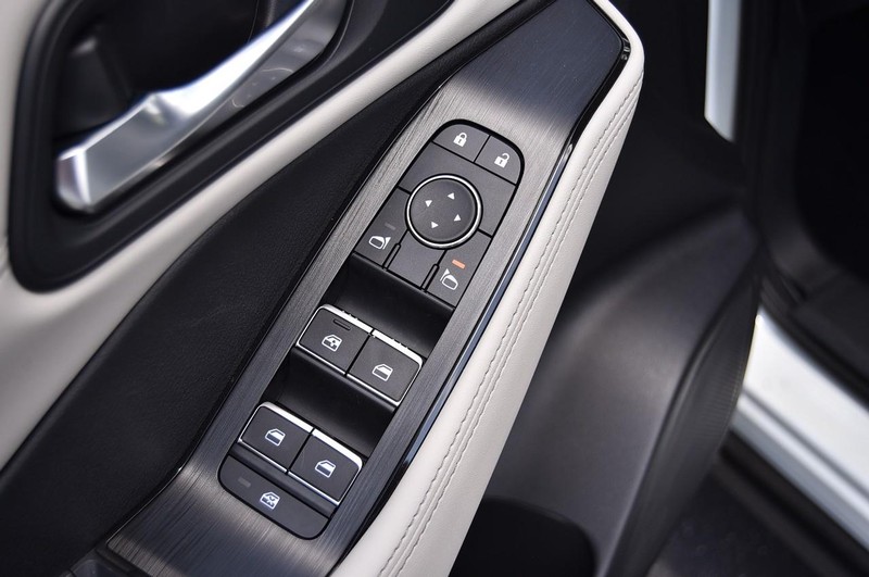 Nissan Rogue Vehicle Image 09