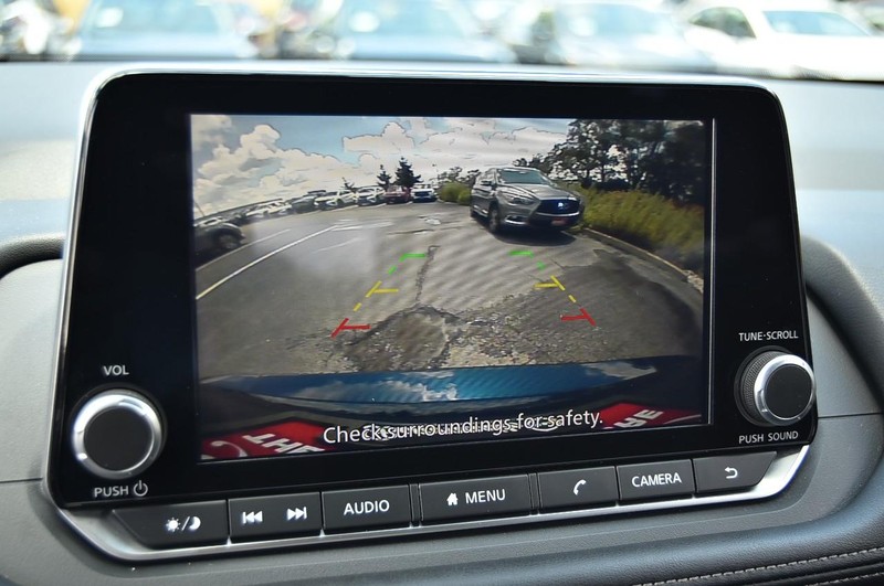 Nissan Rogue Vehicle Image 13