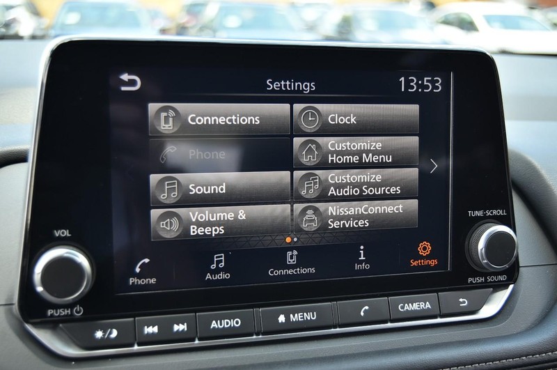Nissan Rogue Vehicle Image 14