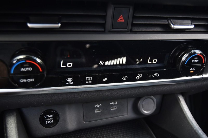 Nissan Rogue Vehicle Image 15