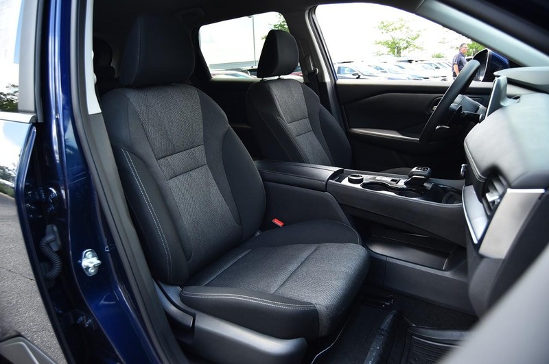 Nissan Rogue Vehicle Image 19