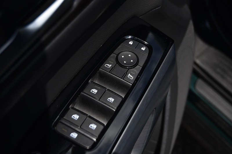 Nissan Pathfinder Vehicle Image 09