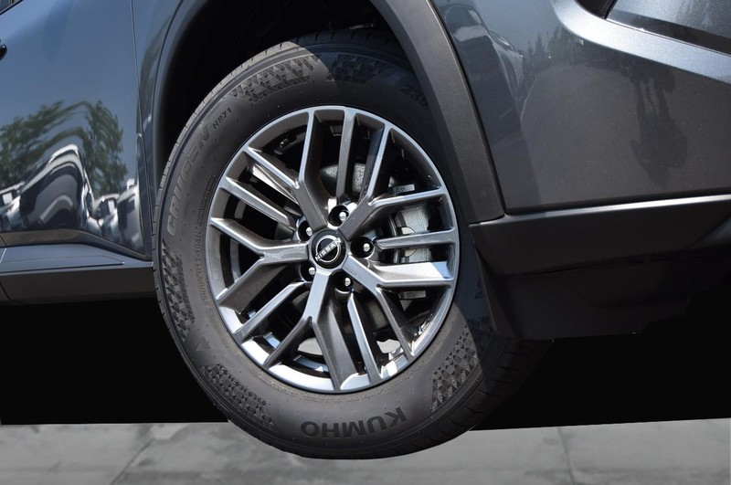 Nissan Rogue Vehicle Image 03