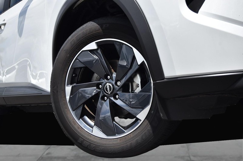 Nissan Rogue Vehicle Image 03