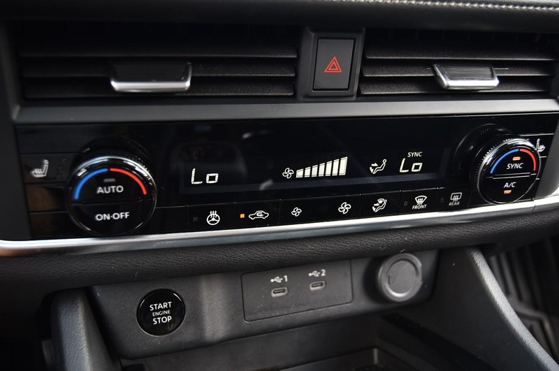 Nissan Rogue Vehicle Image 15