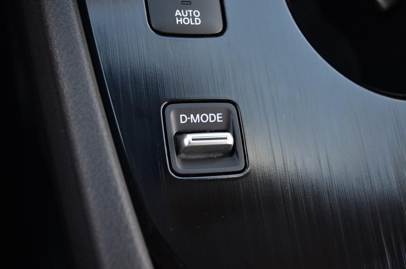 Nissan Rogue Vehicle Image 16