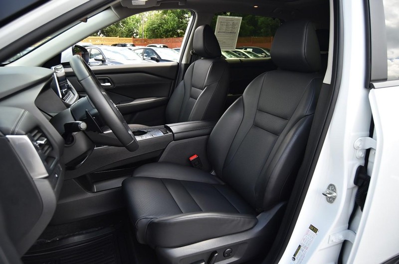 Nissan Rogue Vehicle Image 18
