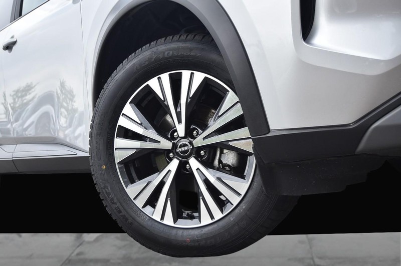 Nissan Rogue Vehicle Image 03