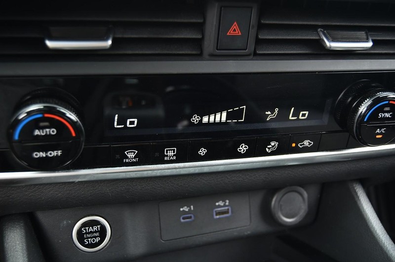 Nissan Rogue Vehicle Image 15