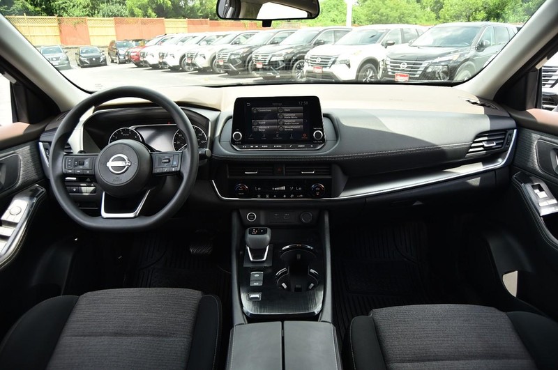 Nissan Rogue Vehicle Image 08