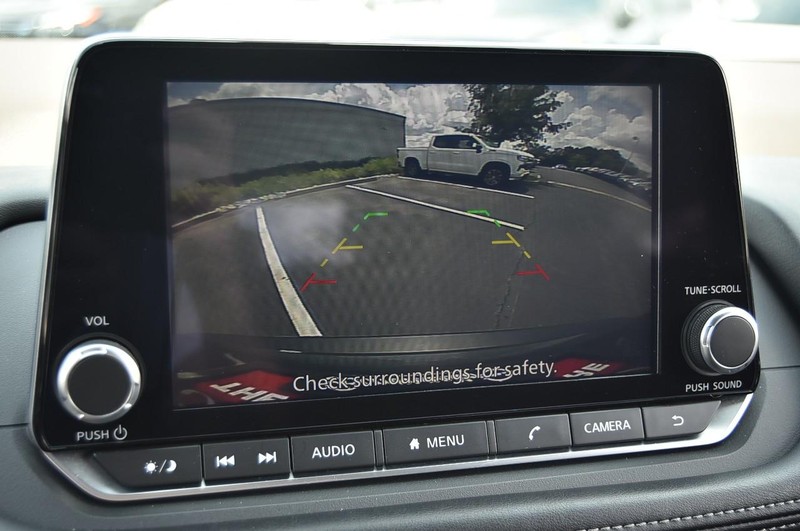 Nissan Rogue Vehicle Image 13