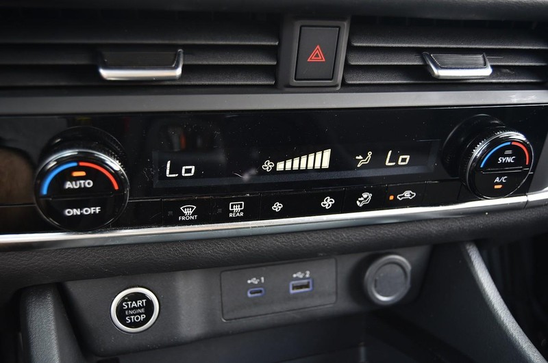Nissan Rogue Vehicle Image 15
