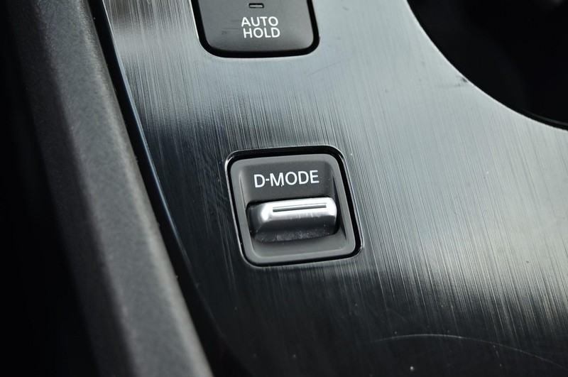 Nissan Rogue Vehicle Image 16